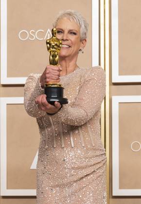 Jamie Lee Curtis poses with her Oscar for Best Supporting Actress for the film Everything Everywhere All at Once , in the press room of the 95th edition of the Academy Awards ceremony, at the Dolby Theater in Hollywood, USA, 12 March 2023. 95th edition of the Academy Awards in Hollywood !ACHTUNG: NUR REDAKTIONELLE NUTZUNG!  Copyright: xArmandoxArorizox AME1926 20230313-7b73b9d619614878d4d81e73434cff24e84479f8