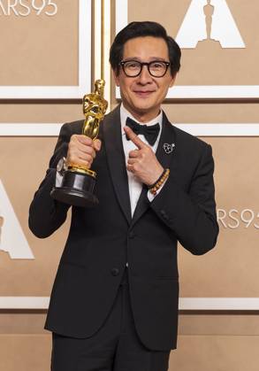 Ke Huy Quan poses with his Oscar for Best Supporting Actor for the film Everything Everywhere All at Once , in the press room of the 95th edition of the Academy Awards ceremony, at the Dolby Theater in Hollywood, USA, 12 March 2023. 95th edition of the Academy Awards in Hollywood !ACHTUNG: NUR REDAKTIONELLE NUTZUNG!  Copyright: xArmandoxArorizox AME1914 20230313-b550bfbb44aeee4b02c4326ee1b4224a2e0249bf
