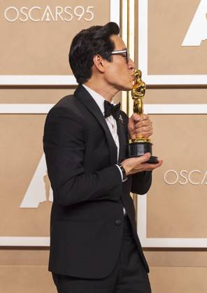 Ke Huy Quan poses with his Oscar for Best Supporting Actor for the film Everything Everywhere All at Once , in the press room of the 95th edition of the Academy Awards ceremony, at the Dolby Theater in Hollywood, USA, 12 March 2023. 95th edition of the Academy Awards in Hollywood !ACHTUNG: NUR REDAKTIONELLE NUTZUNG!  Copyright: xArmandoxArorizox AME1916 20230313-fdf31af366547847febafeaa238b133b500b5a0b