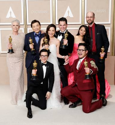 Entertainment Bilder des Tages (L-R top row) Jamie Lee Curtis, winner of the award for Best Supporting Actress, Ke Huy Quan, winner of the award for Best Actor In A Supporting Role, James Hong, Jonathan Wang, winners of the award for Best Picture, Michelle Yeoh, winner of the award for Best Actress in a Leading Role, Stephanie Hsu and (L-R bottom row) Dan Kwan and Daniel Scheinert, winners of the award for Best Director and Best Picture for Everything Everywhere All at Once, appear backstage with their Oscars during the 95th annual Academy Awards at Loews Hollywood Hotel in the Hollywood section of Los Angeles on Sunday, March 12, 2023. LAP20230312295 JOHNxANGELILLO
