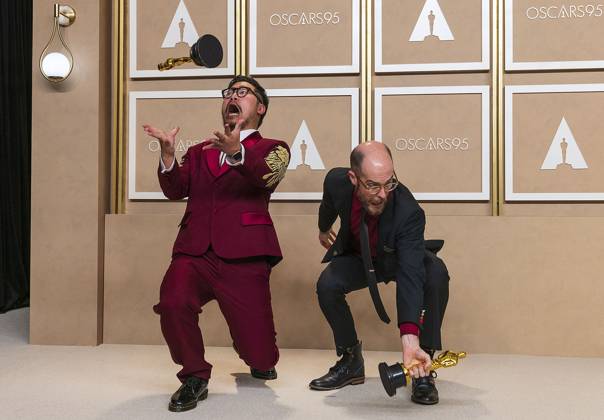 Entertainment Bilder des Tages Daniel Kwan and Daniel Scheinert, known as The Daniels, pose with their Best Director Oscars for their work on Everything Everywhere All at Once , in the press room of the 95th edition of the Academy Awards ceremony, at the Dolby Theater in Hollywood, USA, 12 March 2023. 95th edition of the Academy Awards in Hollywood !ACHTUNG: NUR REDAKTIONELLE NUTZUNG!  Copyright: xArmandoxArorizox AME1965 20230313-b26a561deaac7d5f82411f5f160ff2d7bdd477ce