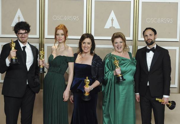 Daniel Roher, Odessa Rae, Diane Becker, Malanie Miller, Shane Boris in the press room for 95th Academy Awards - Photo Room, Dolby Theatre, Los Angeles, CA March 12, 2023. Photo By: Elizabeth Goodenough Everett Collection in the press room for 95th Academy Awards - Photo Room, Dolby Theatre, Los Angeles, CA March 12, 2023. Photo By: Elizabeth Goodenough Everett Collection PUBLICATIONXNOTxINxCANxCHNxFRAxITAxJPNxNORxPOLxRUSxESPxUKxUSA