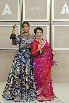 Kartiki Gonsalves, Guneet Monga in the press room for 95th Academy Awards - Photo Room, Dolby Theatre, Los Angeles, CA March 12, 2023. Photo By: Elizabeth Goodenough Everett Collection in the press room for 95th Academy Awards - Photo Room, Dolby Theatre, Los Angeles, CA March 12, 2023. Photo By: Elizabeth Goodenough Everett Collection PUBLICATIONXNOTxINxCANxCHNxFRAxITAxJPNxNORxPOLxRUSxESPxUKxUSA