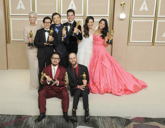 Daniel Kwan, Jonathan Wang, Daniel Scheinert, Jamie Lee Curtis, James Hong, Ke Huy Quan, Michelle Yeoh, Stephanie Hsu in the press room for 95th Academy Awards - Photo Room, Dolby Theatre, Los Angeles, CA March 12, 2023. Photo By: Elizabeth Goodenough/Everett Collection in the press room for 95th Academy Awards - Photo Room, Dolby Theatre, Los Angeles, CA March 12, 2023. Photo By: Elizabeth Goodenough/Everett Collection PUBLICATIONXNOTxINxCANxCHNxFRAxITAxJPNxNORxPOLxRUSxESPxUKxUSA