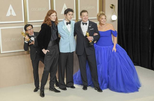 Jeanne Moore, Leland Fraser, Holden Fraser, Brendan Fraser, Ke Huy Quan in the press room for 95th Academy Awards - Photo Room, Dolby Theatre, Los Angeles, CA March 12, 2023. Photo By: Elizabeth Goodenough/Everett Collection in the press room for 95th Academy Awards - Photo Room, Dolby Theatre, Los Angeles, CA March 12, 2023. Photo By: Elizabeth Goodenough/Everett Collection PUBLICATIONXNOTxINxCANxCHNxFRAxITAxJPNxNORxPOLxRUSxESPxUKxUSA