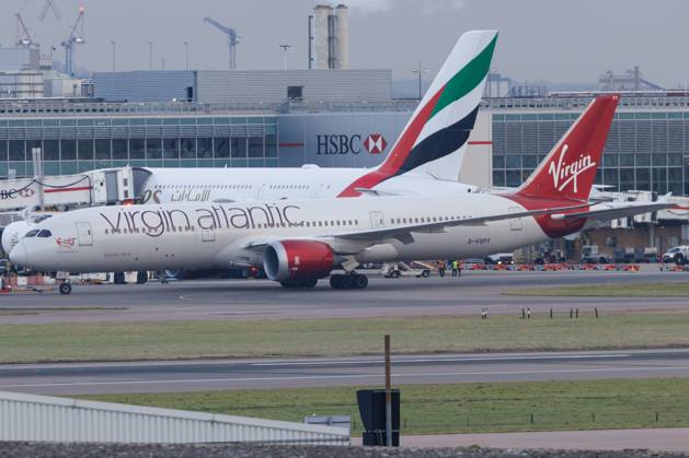 Die Boeing 787-9 Dreamliner (B789) der Fluglinie Virgin Atlantic (VS VIR) mit der Registrierung G-VSPY (MSN: 37973) rollt am Flughafen London Heathrow Airport (EGLL LHR). London Greater London Vereinigtes Königreich