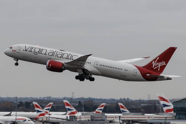 Die Boeing 787-9 Dreamliner (B789) der Fluglinie Virgin Atlantic (VS VIR) mit der Registrierung G-VSPY (MSN: 37973) startet vom Flughafen London Heathrow Airport (EGLL LHR). London Greater London Vereinigtes Königreich