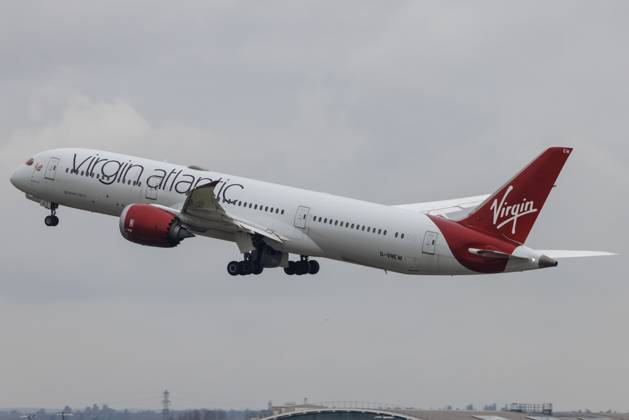 Die Boeing 787-9 Dreamliner (B789) der Fluglinie Virgin Atlantic (VS VIR) mit der Registrierung G-VNEW (MSN: 40956) startet vom Flughafen London Heathrow Airport (EGLL LHR). London Greater London Vereinigtes Königreich