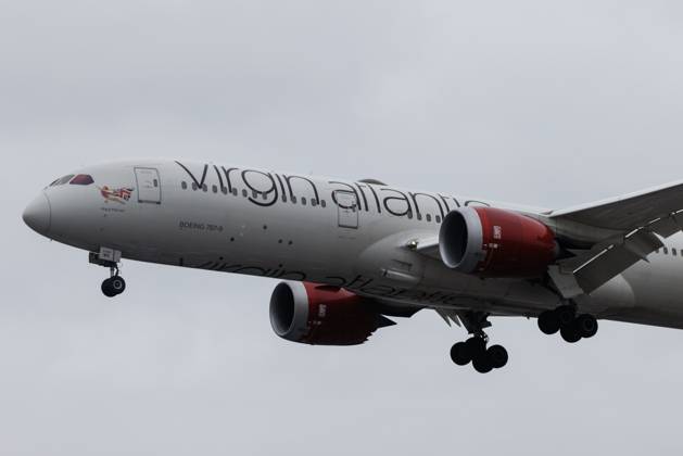 Die Boeing 787-9 Dreamliner (B789) der Fluglinie Virgin Atlantic (VS VIR) mit der Registrierung G-VOWS (MSN: 37974) startet vom Flughafen London Heathrow Airport (EGLL LHR). London Greater London Vereinigtes Königreich