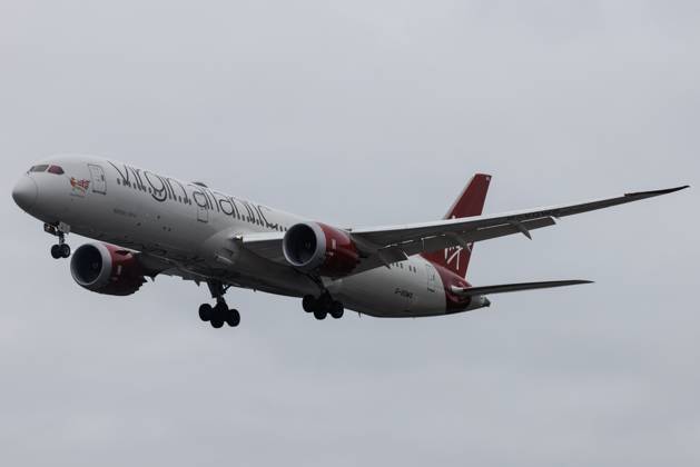 Die Boeing 787-9 Dreamliner (B789) der Fluglinie Virgin Atlantic (VS VIR) mit der Registrierung G-VOWS (MSN: 37974) startet vom Flughafen London Heathrow Airport (EGLL LHR). London Greater London Vereinigtes Königreich