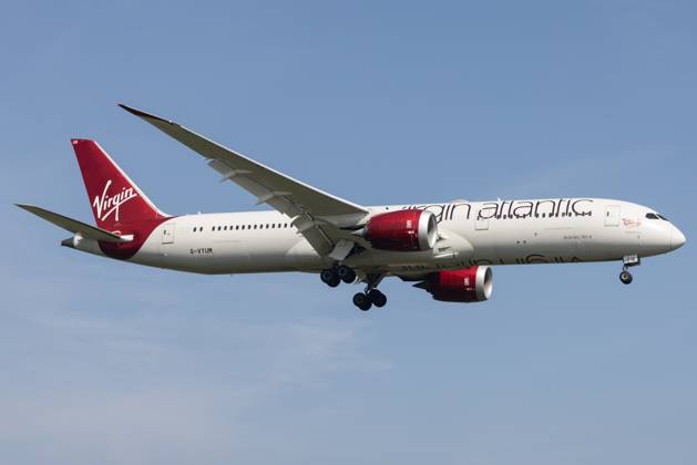 Die Boeing 787-9 Dreamliner (B789) der Fluglinie Virgin Atlantic (VS VIR) mit der Registrierung G-VYUM (MSN: 37970) landet am Flughafen London Heathrow Airport (EGLL LHR). London Greater London Vereinigtes Königreich