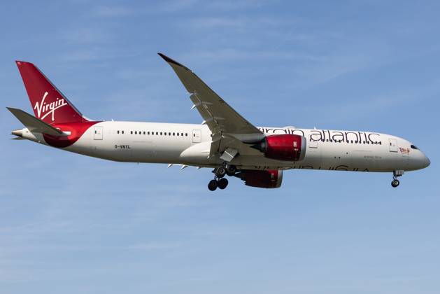 Die Boeing 787-9 Dreamliner (B789) der Fluglinie Virgin Atlantic (VS VIR) mit der Registrierung G-VNYL (MSN: 37981) landet am Flughafen London Heathrow Airport (EGLL LHR). London Greater London Vereinigtes Königreich