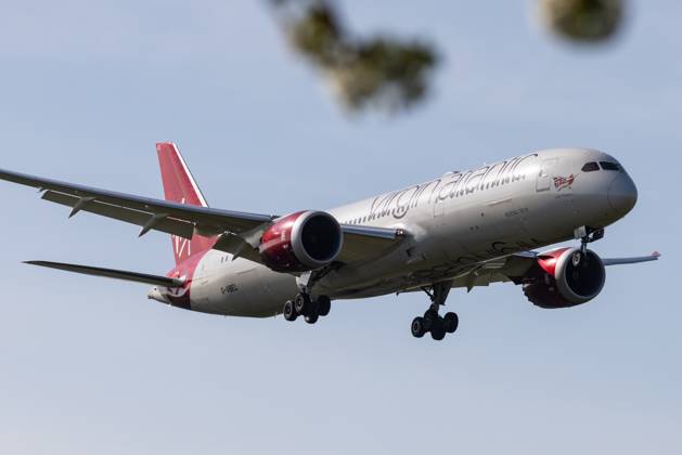 Die Boeing 787-9 Dreamliner (B789) der Fluglinie Virgin Atlantic (VS VIR) mit der Registrierung G-VBEL (MSN: 37980) landet am Flughafen London Heathrow Airport (EGLL LHR). London Greater London Vereinigtes Königreich
