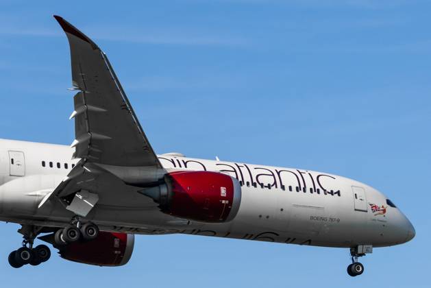 Die Boeing 787-9 Dreamliner (B789) der Fluglinie Virgin Atlantic (VS VIR) mit der Registrierung G-VBEL (MSN: 37980) landet am Flughafen London Heathrow Airport (EGLL LHR). London Greater London Vereinigtes Königreich