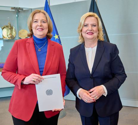 Wehrbericht 2022: Eva Högl + Bärbel Bas Deutschland, Berlin, 14.03.2023: Die Wehrbeauftragte des Deutschen Bundestages, Eva Högl, übergibt den Jahresbericht 2022 an die Bundestagspräsidentin Bärbel Bas. Eine aktuelle Bestandsaufnahme einer Mängelliste der Bundeswehr.