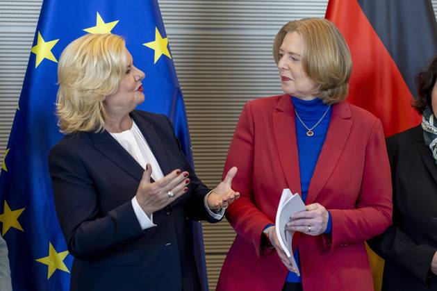 Uebergabe des Jahresberichts 2022 der Wehrbeauftragten des Deutschen Bundestages, Dr. Eva Hoegl, SPD, MdB, an Bundestagspraesidentin Baerbel Bas, SPD, MdB. Berlin Deutschland