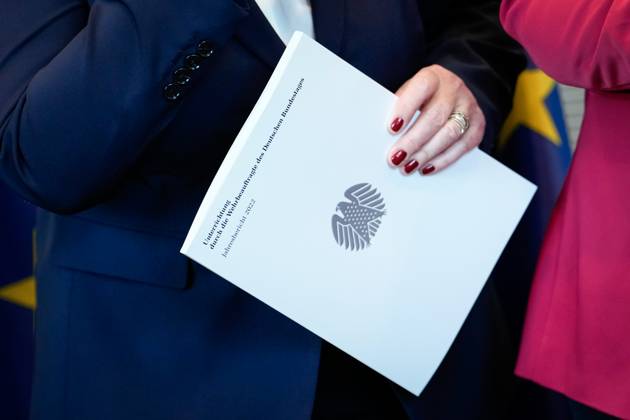 Uebergabe des Jahresberichtes 2022 der Wehrbeauftragen im Deutschen Bundestag Aktuell,14.03.2023, Berlin, Bundestagspraesidentin Baerbel Bas haelt den Jahresberichtes 2022 der Wehrbeauftragen in der Hand im Deutschen Bundestag Berlin Berlin Deutschland