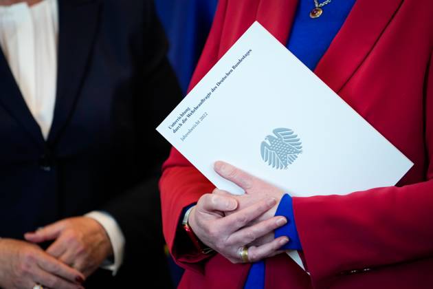 Uebergabe des Jahresberichtes 2022 der Wehrbeauftragen im Deutschen Bundestag Aktuell,14.03.2023, Berlin, Bundestagspraesidentin Baerbel Bas haelt den Jahresberichtes 2022 der Wehrbeauftragen in der Hand im Deutschen Bundestag Berlin Berlin Deutschland