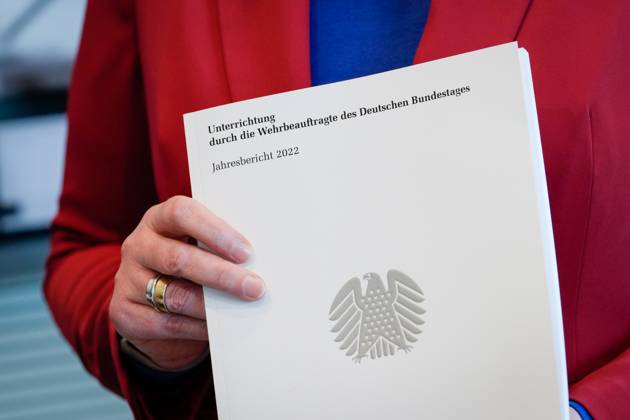 Uebergabe des Jahresberichtes 2022 der Wehrbeauftragen im Deutschen Bundestag Aktuell,14.03.2023, Berlin, Bundestagspraesidentin Baerbel Bas haelt den Jahresberichtes 2022 der Wehrbeauftragen in der Hand im Deutschen Bundestag Berlin Berlin Deutschland