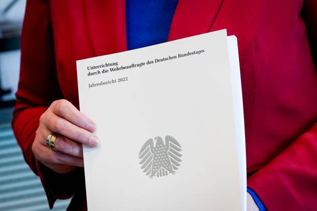 Uebergabe des Jahresberichtes 2022 der Wehrbeauftragen im Deutschen Bundestag Aktuell,14.03.2023, Berlin, Bundestagspraesidentin Baerbel Bas haelt den Jahresberichtes 2022 der Wehrbeauftragen in der Hand im Deutschen Bundestag Berlin Berlin Deutschland