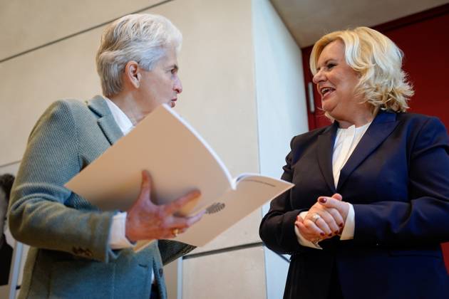Uebergabe des Jahresberichtes 2022 der Wehrbeauftragen im Deutschen Bundestag Aktuell,14.03.2023, Berlin, Eva Hoegl, Wehrbeauftragte des Deutschen Bundestages im Gespraech mit Marie-Agnes Strack-Zimmermann bei der Uebergabe des Jahresberichtes 2022 der Wehrbeauftragen im Deutschen Bundestag Berlin Berlin Deutschland