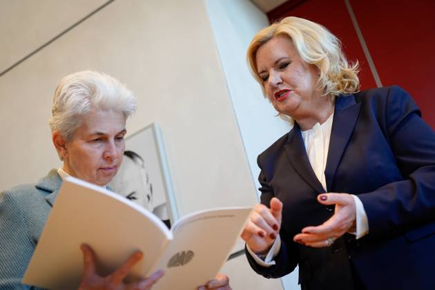 Uebergabe des Jahresberichtes 2022 der Wehrbeauftragen im Deutschen Bundestag Aktuell,14.03.2023, Berlin, Eva Hoegl, Wehrbeauftragte des Deutschen Bundestages im Gespraech mit Marie-Agnes Strack-Zimmermann bei der Uebergabe des Jahresberichtes 2022 der Wehrbeauftragen im Deutschen Bundestag Berlin Berlin Deutschland