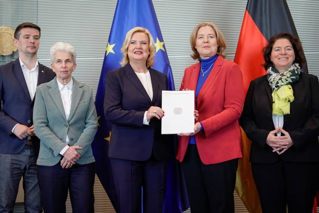 Uebergabe des Jahresberichtes 2022 der Wehrbeauftragen im Deutschen Bundestag Aktuell,14.03.2023, Berlin, Eva Hoegl, Wehrbeauftragte bei der Uebergabe des Jahresberichtes 2022 der Wehrbeauftragen an die Bundestagspraesidentin Baerbel Bas im Deutschen Bundestag mit Marie-Agnes Strack-Zimmermann Berlin Berlin Deutschland