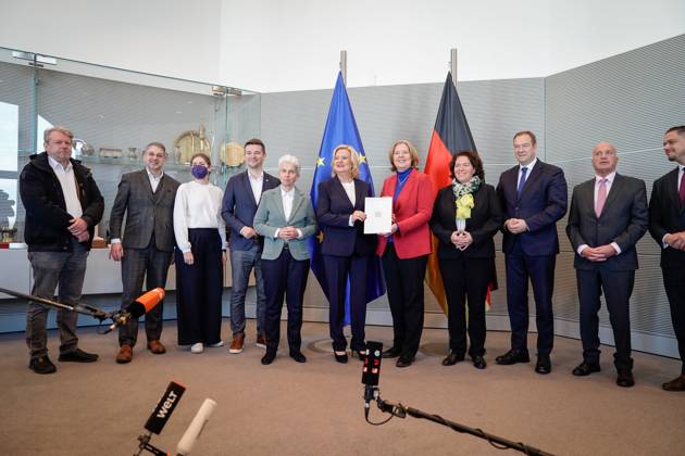 Uebergabe des Jahresberichtes 2022 der Wehrbeauftragen im Deutschen Bundestag Aktuell,14.03.2023, Berlin, Gruppenbild bei der Uebergabe des Jahresberichts 2022 durch Eva Hoegl, Wehrbeauftragte an die Bundestagspraesidentin Baerbel Bas im Deutschen Bundestag Berlin Berlin Deutschland