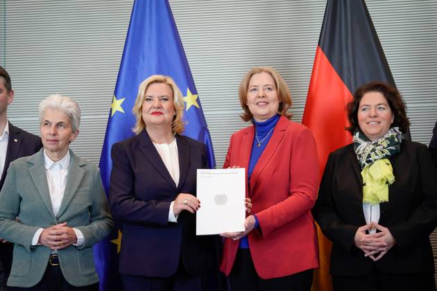 Uebergabe des Jahresberichtes 2022 der Wehrbeauftragen im Deutschen Bundestag Aktuell,14.03.2023, Berlin, Eva Hoegl, Wehrbeauftragte bei der Uebergabe des Jahresberichtes 2022 der Wehrbeauftragen an die Bundestagspraesidentin Baerbel Bas im Deutschen Bundestag mit Marie-Agnes Strack-Zimmermann Berlin Berlin Deutschland