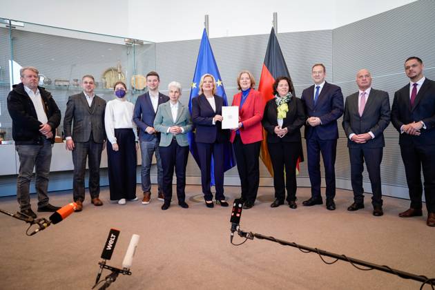 Uebergabe des Jahresberichtes 2022 der Wehrbeauftragen im Deutschen Bundestag Aktuell,14.03.2023, Berlin, Gruppenbild bei der Uebergabe des Jahresberichts 2022 durch Eva Hoegl, Wehrbeauftragte an die Bundestagspraesidentin Baerbel Bas im Deutschen Bundestag Berlin Berlin Deutschland