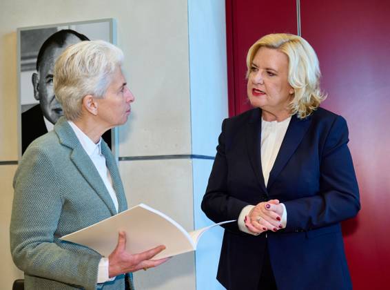 Wehrbericht 2022: Marie-Agner Strack-Zimmermann + Eva Högl Deutschland, Berlin, 14.03.2023: Die Wehrbeauftragte des Deutschen Bundestages, Eva Högl, übergibt den Jahresbericht 2022 an die Bundestagspräsidentin Bärbel Bas. Eine aktuelle Bestandsaufnahme einer Mängelliste der Bundeswehr.