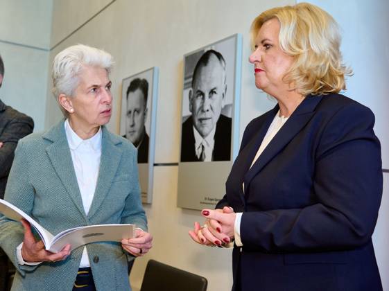 Wehrbericht 2022: Marie-Agner Strack-Zimmermann + Eva Högl Deutschland, Berlin, 14.03.2023: Die Wehrbeauftragte des Deutschen Bundestages, Eva Högl, übergibt den Jahresbericht 2022 an die Bundestagspräsidentin Bärbel Bas. Eine aktuelle Bestandsaufnahme einer Mängelliste der Bundeswehr.