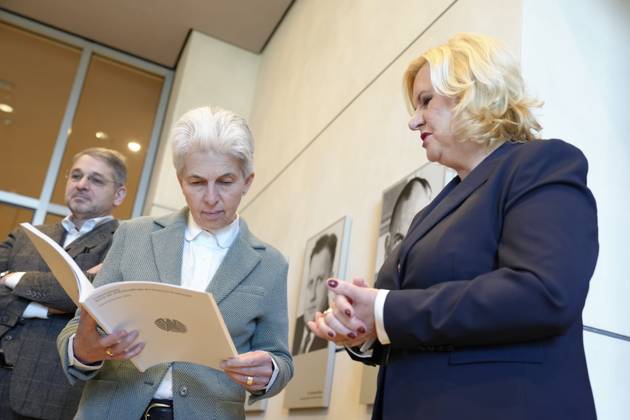 Uebergabe des Jahresbericht 2022 der Wehrbeauftragten an Bundestagspraesidentin Bas Aktuell,14.03.2023, Berlin, Marie-Agnes Strack-Zimmermann studiert gemeinsam mit Eva Hoegl der Wehrbeauftragte des Deutschen Bundestages den neuen Jahresberichtes 2022 der Wehrbeauftragten im Deutschen Bundestages Berlin Berlin Deutschland