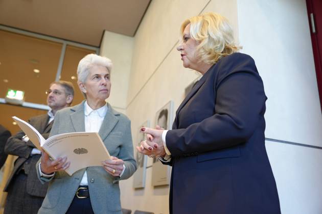 Uebergabe des Jahresbericht 2022 der Wehrbeauftragten an Bundestagspraesidentin Bas Aktuell,14.03.2023, Berlin, Marie-Agnes Strack-Zimmermann studiert gemeinsam mit Eva Hoegl der Wehrbeauftragte des Deutschen Bundestages den neuen Jahresberichtes 2022 der Wehrbeauftragten im Deutschen Bundestages Berlin Berlin Deutschland