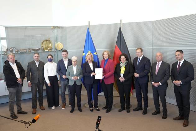 Uebergabe des Jahresbericht 2022 der Wehrbeauftragten an Bundestagspraesidentin Bas Aktuell,14.03.2023, Berlin, Eva Hoegl, Wehrbeauftragte des Deutschen Bundestages gemeinsam mit Bundestagspraesidentin Baerbel Bas und Abgeordneten bei der Uebergabe des Jahresberichtes 2022 der Wehrbeauftragten im Deutschen Bundestages Berlin Berlin Deutschland