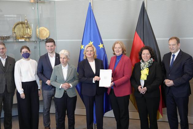 Uebergabe des Jahresbericht 2022 der Wehrbeauftragten an Bundestagspraesidentin Bas Aktuell,14.03.2023, Berlin, Eva Hoegl, Wehrbeauftragte des Deutschen Bundestages gemeinsam mit Bundestagspraesidentin Baerbel Bas und Abgeordneten bei der Uebergabe des Jahresberichtes 2022 der Wehrbeauftragten im Deutschen Bundestages Berlin Berlin Deutschland