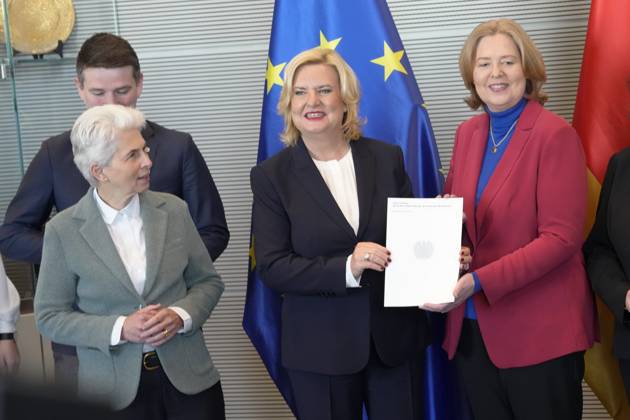 Uebergabe des Jahresbericht 2022 der Wehrbeauftragten an Bundestagspraesidentin Bas Aktuell,14.03.2023, Berlin, Eva Hoegl, Wehrbeauftragte des Deutschen Bundestages gemeinsam mit Bundestagspraesidentin Baerbel Bas bei der Uebergabe des Jahresberichtes 2022 der Wehrbeauftragten im Deutschen Bundestag Berlin Berlin Deutschland