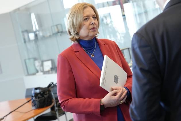 Uebergabe des Jahresbericht 2022 der Wehrbeauftragten an Bundestagspraesidentin Bas Aktuell,14.03.2023, Berlin, Bundestagspraesidentin Baerbel Bas mit dem aktuellen Jahresbericht 2022 der Wehrbeauftragten Berlin Berlin Deutschland