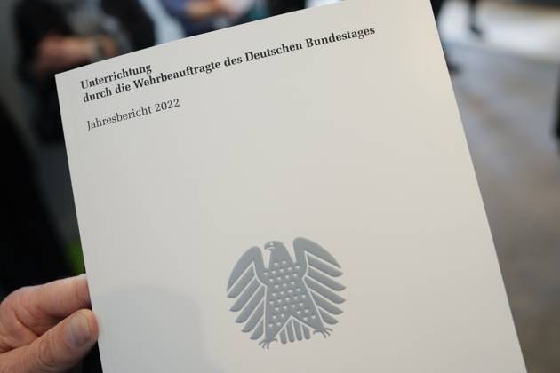 Uebergabe des Jahresbericht 2022 der Wehrbeauftragten an Bundestagspraesidentin Bas Aktuell,14.03.2023, Berlin, Foto des akjtuellen Jahresberichtes 2022 der Wehrbeauftragten im Deutschen Bundestag Berlin Berlin Deutschland