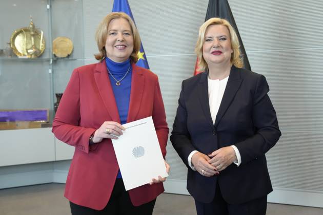 Uebergabe des Jahresbericht 2022 der Wehrbeauftragten an Bundestagspraesidentin Bas Aktuell,14.03.2023, Berlin, Eva Hoegl, Wehrbeauftragte des Deutschen Bundestages gemeinsam mit Bundestagspraesidentin Baerbel Bas bei der Uebergabe des Jahresberichtes 2022 der Wehrbeauftragten m Deutschen Bundestag Berlin Berlin Deutschland