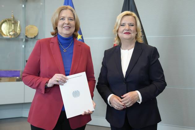 Uebergabe des Jahresbericht 2022 der Wehrbeauftragten an Bundestagspraesidentin Bas Aktuell,14.03.2023, Berlin, Eva Hoegl, Wehrbeauftragte des Deutschen Bundestages gemeinsam mit Bundestagspraesidentin Baerbel Bas bei der Uebergabe des Jahresberichtes 2022 der Wehrbeauftragten m Deutschen Bundestag Berlin Berlin Deutschland