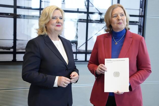 Uebergabe des Jahresbericht 2022 der Wehrbeauftragten an Bundestagspraesidentin Bas Aktuell,14.03.2023, Berlin, Eva Hoegl, Wehrbeauftragte des Deutschen Bundestages gemeinsam mit Bundestagspraesidentin Baerbel Bas bei der Uebergabe des Jahresberichtes 2022 der Wehrbeauftragten m Deutschen Bundestag Berlin Berlin Deutschland