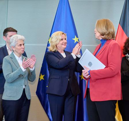 Wehrbericht 2022: Marie-Agner Strack-Zimmermann + Eva Högl + Bärbel Bas Deutschland, Berlin, 14.03.2023: Die Wehrbeauftragte des Deutschen Bundestages, Eva Högl, übergibt den Jahresbericht 2022 an die Bundestagspräsidentin Bärbel Bas. Eine aktuelle Bestandsaufnahme einer Mängelliste der Bundeswehr.