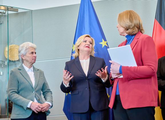 Wehrbericht 2022: Marie-Agner Strack-Zimmermann + Eva Högl + Bärbel Bas Deutschland, Berlin, 14.03.2023: Die Wehrbeauftragte des Deutschen Bundestages, Eva Högl, übergibt den Jahresbericht 2022 an die Bundestagspräsidentin Bärbel Bas. Eine aktuelle Bestandsaufnahme einer Mängelliste der Bundeswehr.