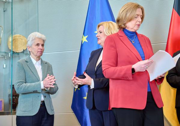 Wehrbericht 2022: Marie-Agner Strack-Zimmermann + Eva Högl + Bärbel Bas Deutschland, Berlin, 14.03.2023: Die Wehrbeauftragte des Deutschen Bundestages, Eva Högl, übergibt den Jahresbericht 2022 an die Bundestagspräsidentin Bärbel Bas. Eine aktuelle Bestandsaufnahme einer Mängelliste der Bundeswehr.