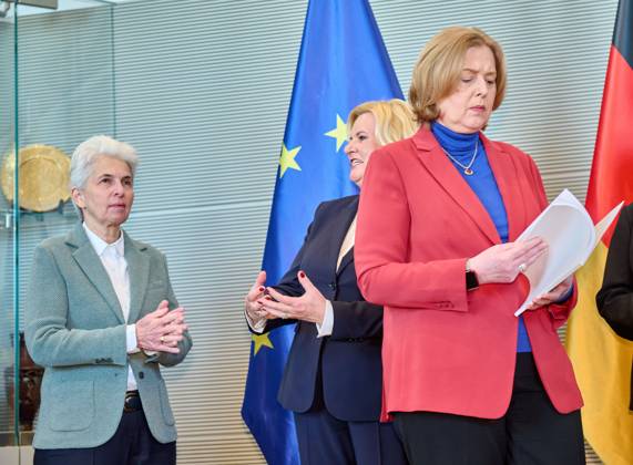 Wehrbericht 2022: Marie-Agner Strack-Zimmermann + Eva Högl + Bärbel Bas Deutschland, Berlin, 14.03.2023: Die Wehrbeauftragte des Deutschen Bundestages, Eva Högl, übergibt den Jahresbericht 2022 an die Bundestagspräsidentin Bärbel Bas. Eine aktuelle Bestandsaufnahme einer Mängelliste der Bundeswehr.