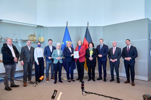 Wehrbericht 2022: Marie-Agner Strack-Zimmermann + Eva Högl + Bärbel Bas Deutschland, Berlin, 14.03.2023: Die Wehrbeauftragte des Deutschen Bundestages, Eva Högl, übergibt den Jahresbericht 2022 an die Bundestagspräsidentin Bärbel Bas. Eine aktuelle Bestandsaufnahme einer Mängelliste der Bundeswehr.