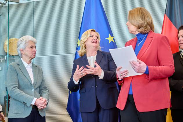 Wehrbericht 2022: Marie-Agner Strack-Zimmermann + Eva Högl + Bärbel Bas Deutschland, Berlin, 14.03.2023: Die Wehrbeauftragte des Deutschen Bundestages, Eva Högl, übergibt den Jahresbericht 2022 an die Bundestagspräsidentin Bärbel Bas. Eine aktuelle Bestandsaufnahme einer Mängelliste der Bundeswehr.