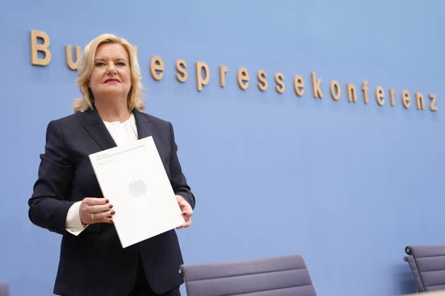 Bundespressekonferenz - Vorstellung des Jahresberichtes 2022 der Wehrbeauftragten Aktuell,14.03.2023, Berlin, Eva Hoegl, Wehrbeauftragte des Deutschen Bundestages mit dem Bericht in der Hand bei der Vorstellung des Jahresberichtes 2022 der Wehrbeauftragten in der Bundespressekonferenz Berlin Berlin Deutschland