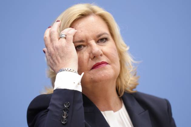 Bundespressekonferenz - Vorstellung des Jahresberichtes 2022 der Wehrbeauftragten Aktuell,14.03.2023, Berlin, Eva Hoegl, Wehrbeauftragte des Deutschen Bundestages faehrt sich durch das Haar vor der Vorstellung des Jahresberichtes 2022 der Wehrbeauftragten in der Bundespressekonferenz Berlin Berlin Deutschland